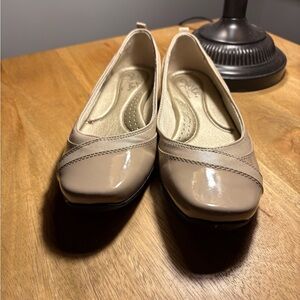 Life Stride Women's Beige /Tan flat shoes soft system never been worn Size 8M